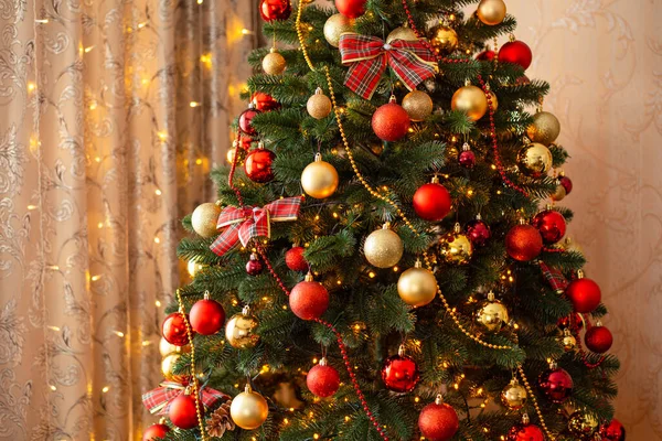 장식된 크리스마스 트리입니다 황금빛 과붉은 불빛이 크리스마스 — 스톡 사진