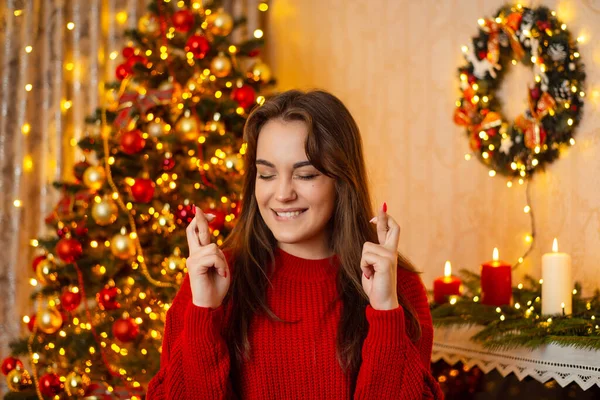 Mladá Dívka Zkříženými Prsty Přeje Vánoce Štědrý Večer Koncept Přání — Stock fotografie