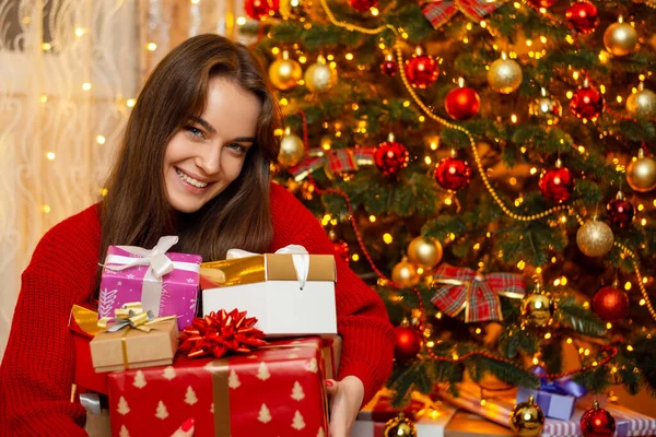 Smějící Dívka Hromadou Dárků Vánočního Stromečku Šťastná Fena Obdržela Vánocích — Stock fotografie