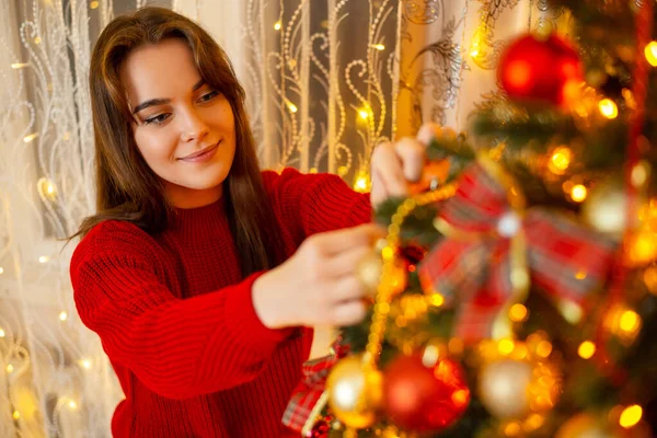 Šťastná Usměvavá Dívka Zdobí Vánoční Stromek Slavnostní Teplá Atmosféra Mladé — Stock fotografie