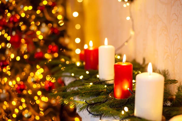 クリスマスツリーの近くのピアノでろうそくを燃やす キャンドルや照明付きの装飾された部屋の美しいクリスマスの背景 — ストック写真