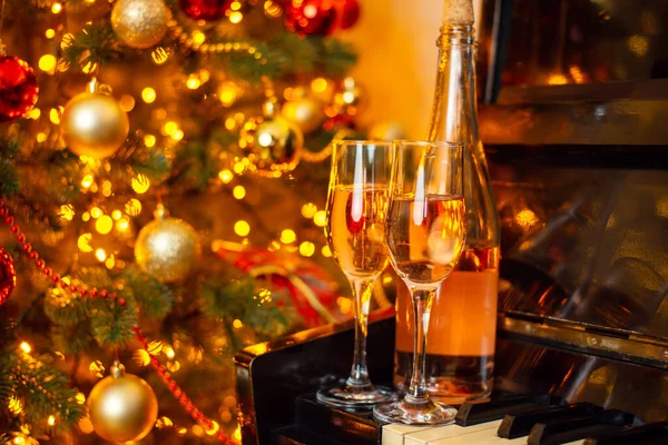 Egy Üveg Fehérbor Két Pohár Bor Tele Itallal Zongorán Karácsonyfa — Stock Fotó