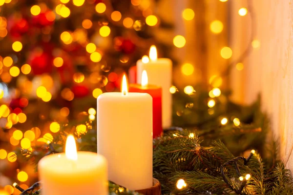 クリスマスツリーライトの背景にろうそくを燃やす 美しいクリスマスの装飾 — ストック写真