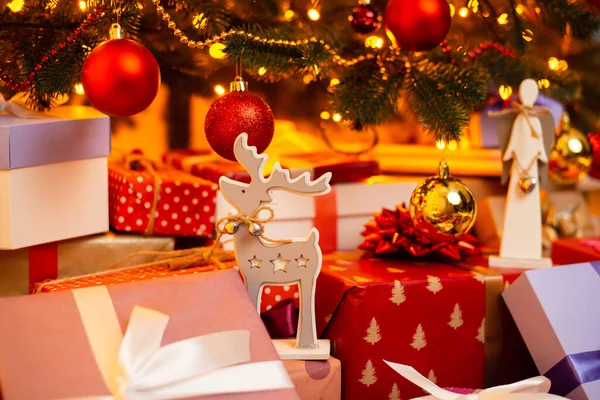 크리스마스 아래서 크리스마스 아래서 선물이 상자들 장난감들 — 스톡 사진