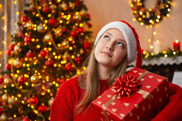 Portrét Zasněné Dívky Držící Dárek Zdobeném Obývacím Pokoji Vánoční Stromek — Stock fotografie