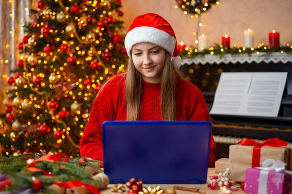 Usmívající Dívka Pracující Počítači Zdobené Pro Vánoční Obývací Pokoj Koncept — Stock fotografie