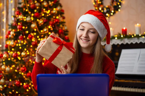 Slavit Vánoce Blízkými Lidmi Online Usmívající Dívka Ukazuje Dárek Webové — Stock fotografie