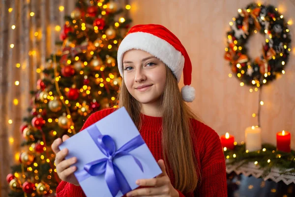 Mladá Dospívající Dívka Drží Vánoční Dárek Box Zdobeném Obývacím Pokoji — Stock fotografie