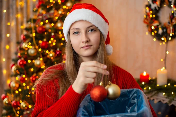 Dívka Vyhazuje Vánoční Stromek Cetky Pryč Recyklovat Koš Použití Vánoční — Stock fotografie