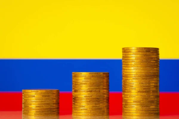 Три Куски Монет Перед Прапором Колумбії Розвиток Колумбії — стокове фото