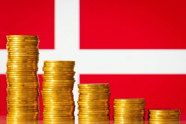Danimarka Bayrağı Önünde Düşen Altın Sikke Yığınları Ülke Ekonomisinde Gerileme — Stok fotoğraf
