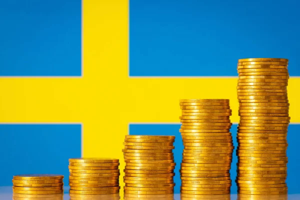 Bandera Suecia Detrás Pilas Monedas Oro Desarrollo Financiero Del País — Foto de Stock