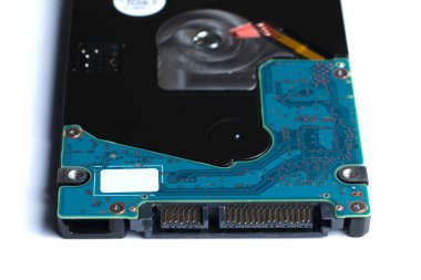 sabit disk sürücüsü üzerinde beyaz bir arka plan izole