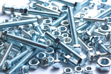 Farklı boyutlarda civata ve fındıklar beyaz arkaplanda izole