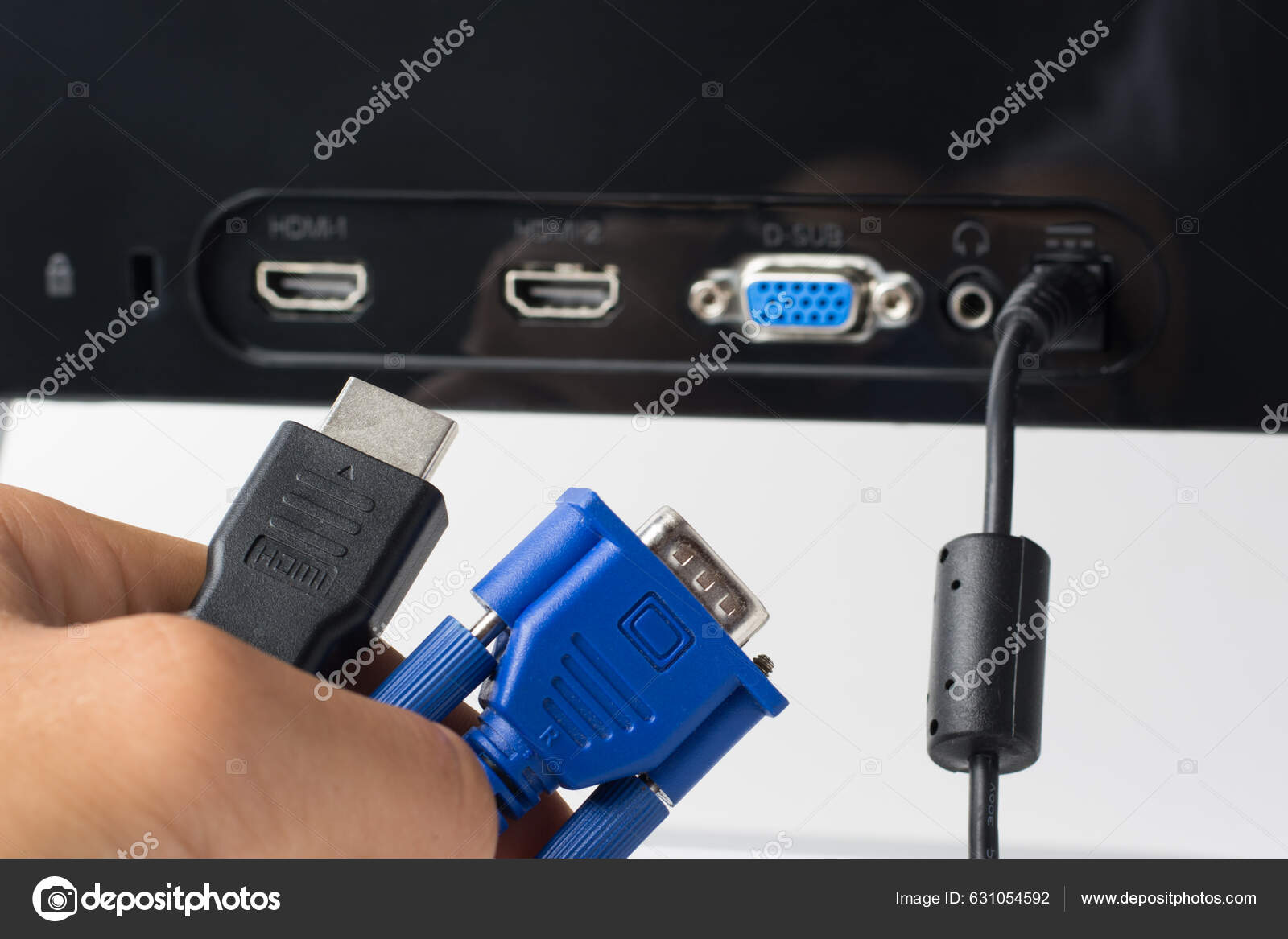 Mano Del Hombre Sostiene Cables Hdmi Vga Contra Monitor Con — Foto de ...