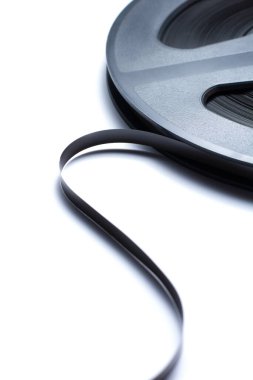 Beyaz arkaplanda eski makara müzik bandı