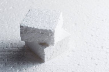 İki parça beyaz köpük.