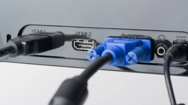 Monitöre HDMI ve VGA kabloları takıldı. Bir HDMI portu daha bedava. Pover kablosu ekrana takıldı