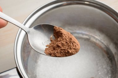 Kaseye kakao ekliyorum. Evde sıcak çikolata pişiriyorum.