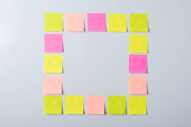 Kare, beyaz tahtadaki renkli yapışkan kağıtlardan yapılmış.