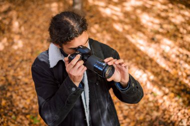 Autumn Park 'ta fotoğrafçı. Sonbahar fotoğrafı çeken öğrenci