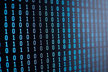 Siyah ekrandaki bilgisayar kodlarının çizgileri. Hazırlama sırasında bilgisayardan akan veri tonlarıName