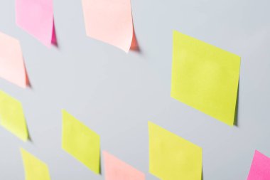 Beyaz arkaplandaki yapışkan notları yakından çek. Yazı için alanı kopyala