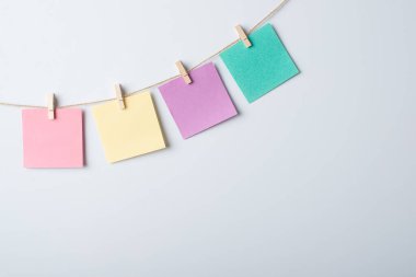 Üzerinde iplik ve not kağıtları olan beyaz tahta. Boşluğu kopyala