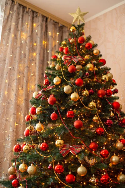 Christmas Tree Decorated Red Golden Baubles Star Top Garland Winter — Stockfoto