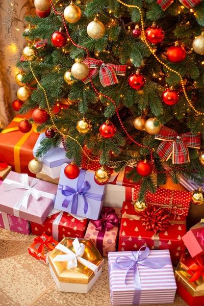 Decorated Christmas Tree Colorful Packed Gift Boxes Vertical Photo Concept — Stockfoto
