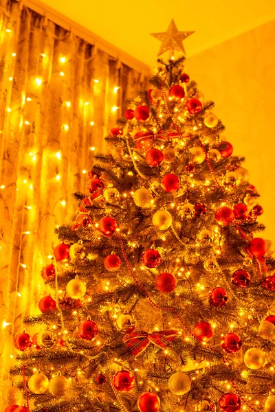 Atmospheric Photo Beautiful Christmas Tree Golden Red Decorations Christmas Celebration — Stockfoto