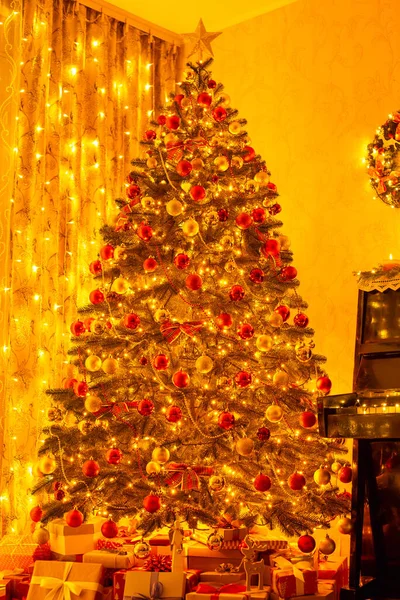 Beautiful Decorated Christmas Tree Bright Lights Living Room Warm Light — Stockfoto