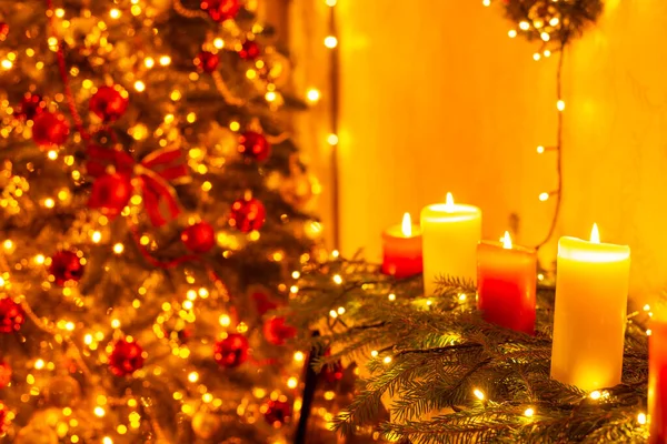 Decorated Top Piano Candles Branches Fir Tree Bright Christmas Tree — Stockfoto