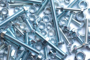 Farklı boyutlarda civata ve fındıklar beyaz arkaplanda izole