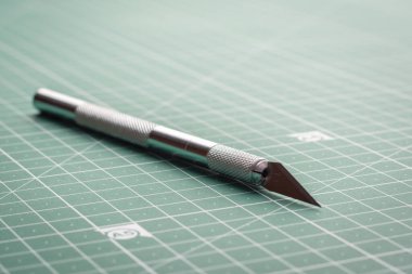 Cutting knife for paper on cutting mat in study