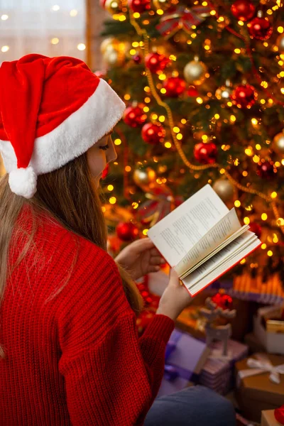 Vertical Photo Young Woman Sitting Decorated Christmas Tree Reading Book — Stockfoto