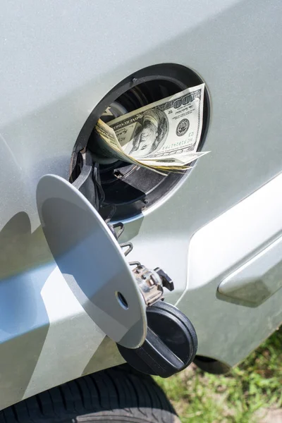 銀車の燃料タンクは 燃料の高いコストを象徴する 米ドル紙幣でいっぱい — ストック写真