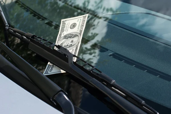 フロントガラスの車のワイパーの下に車の上に残っている米ドル紙幣 — ストック写真