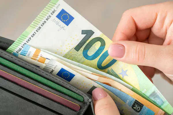 財布の中に100ユーロの銀行券 お金でいっぱい 閉じます ビジネスのための紙幣の使用 — ストック写真