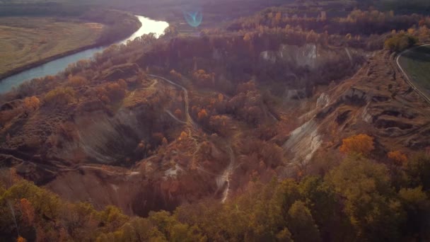 在过去的河流附近 大型采石场用于粉笔开采的无人机视频 被遗弃的采石场 — 图库视频影像