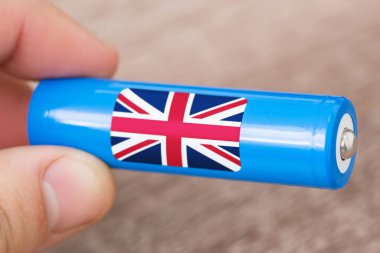 Elinde Birleşik Krallık bayrağı olan Li-ion bataryası. İngiltere 'de pil üretimi
