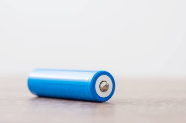 Tahta masada lityum pil var. 18650 tipi batarya, kameraya bakan pozitif kıskacı var.