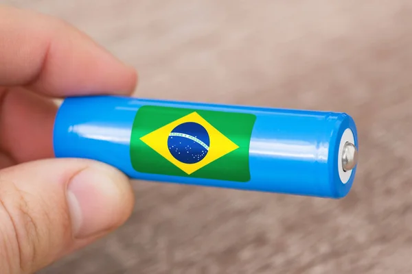 Bateria Ion Com Bandeira Brasil Mão Produção Baterias Brasil Conceito — Fotografia de Stock