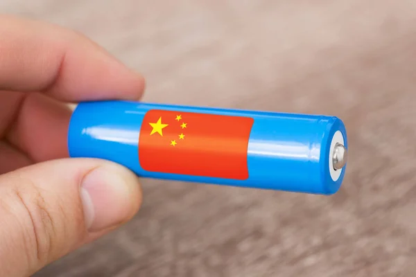 Elinde Çin Bayrağı Olan Ion Bataryası Çin Konseptinde Pil Üretimi — Stok fotoğraf