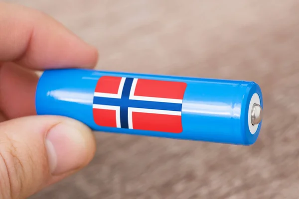 Norveç Bayrağı Şarj Edilebilir Ion Bataryasında Norveç Pil Üretimi Kavramı — Stok fotoğraf
