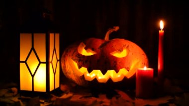 Korkunç Jack-o-Lantern, karanlık odada mum ve fener yakıyor. Cadılar Bayramı geçmişi