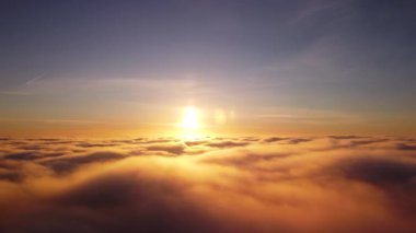 Gün batımında bulutların üzerinde uçan drone görüntüleri. İnanılmaz hava sineması görüntüleri.