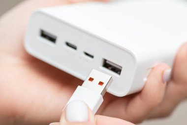 Güç bankasına USB kablosu yerleştiriyorum. Güç bankası kullanılarak elektronik aygıt yükleniyor