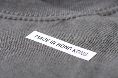 Hong Kong 'da yapılmış bir tişörtün kapağını kapatın. Hong Kong konseptinde kıyafet üretimi