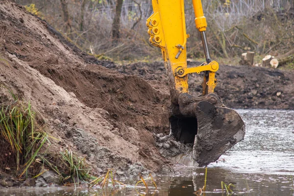 靠近农村挖掘机挖掘池 逐渐扩大其规模 — 图库照片